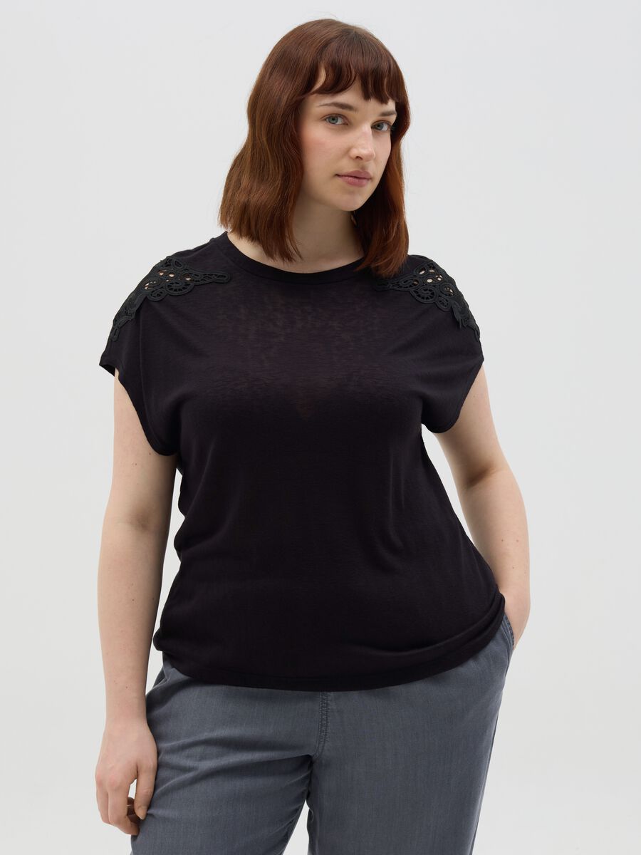 Curvy black T-shirt with lace details_0