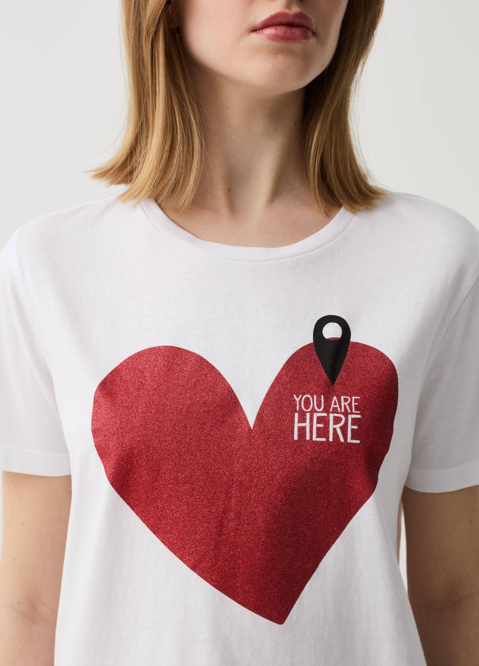 T-shirt con stampa cuore glitter