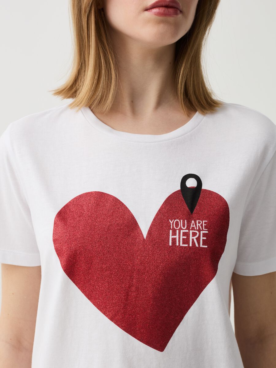T-shirt con stampa cuore glitter_1