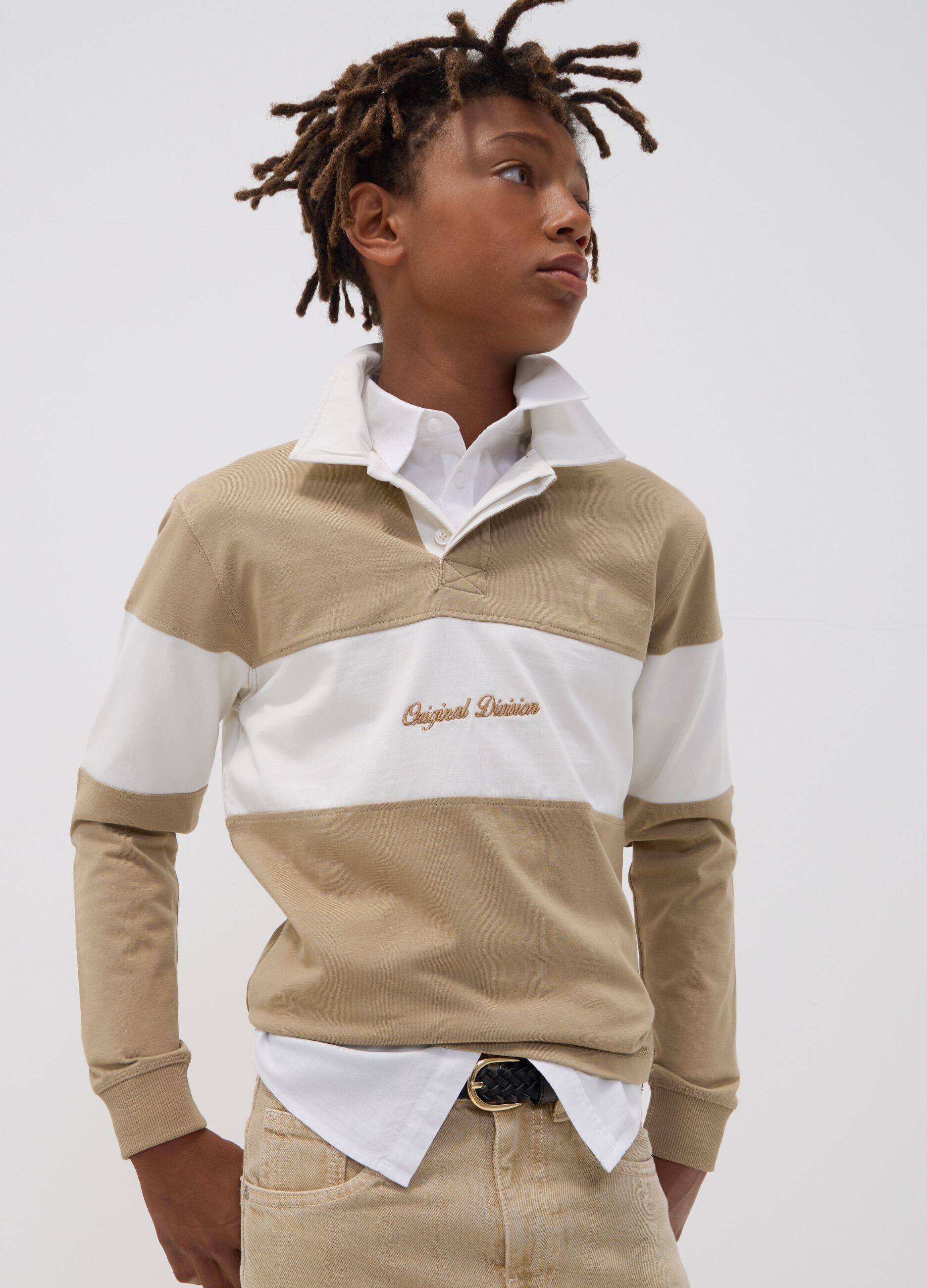 Polo beige in puro cotone a righe con collo classico per ragazzo