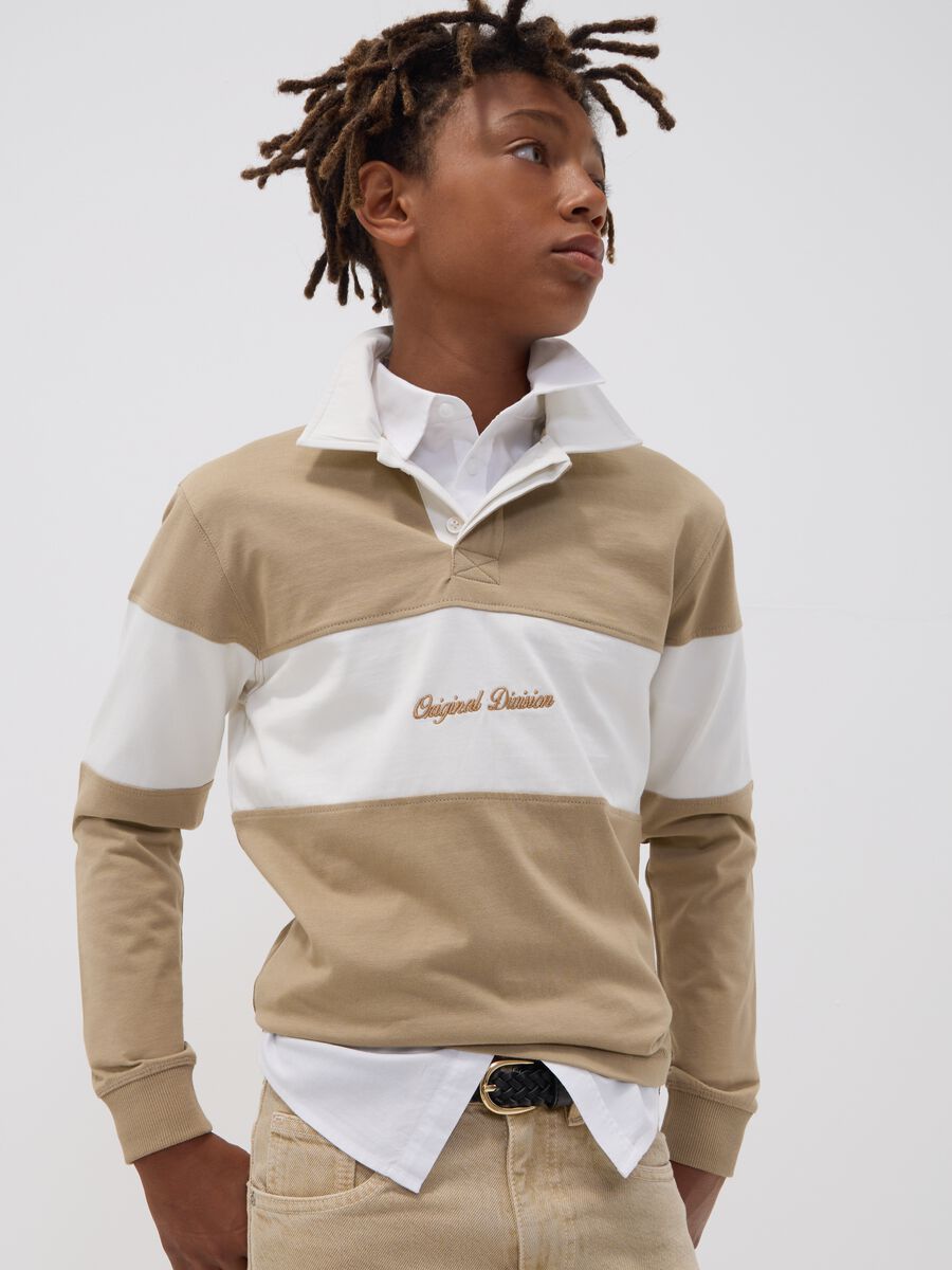 Polo beige in puro cotone a righe con collo classico per ragazzo_0