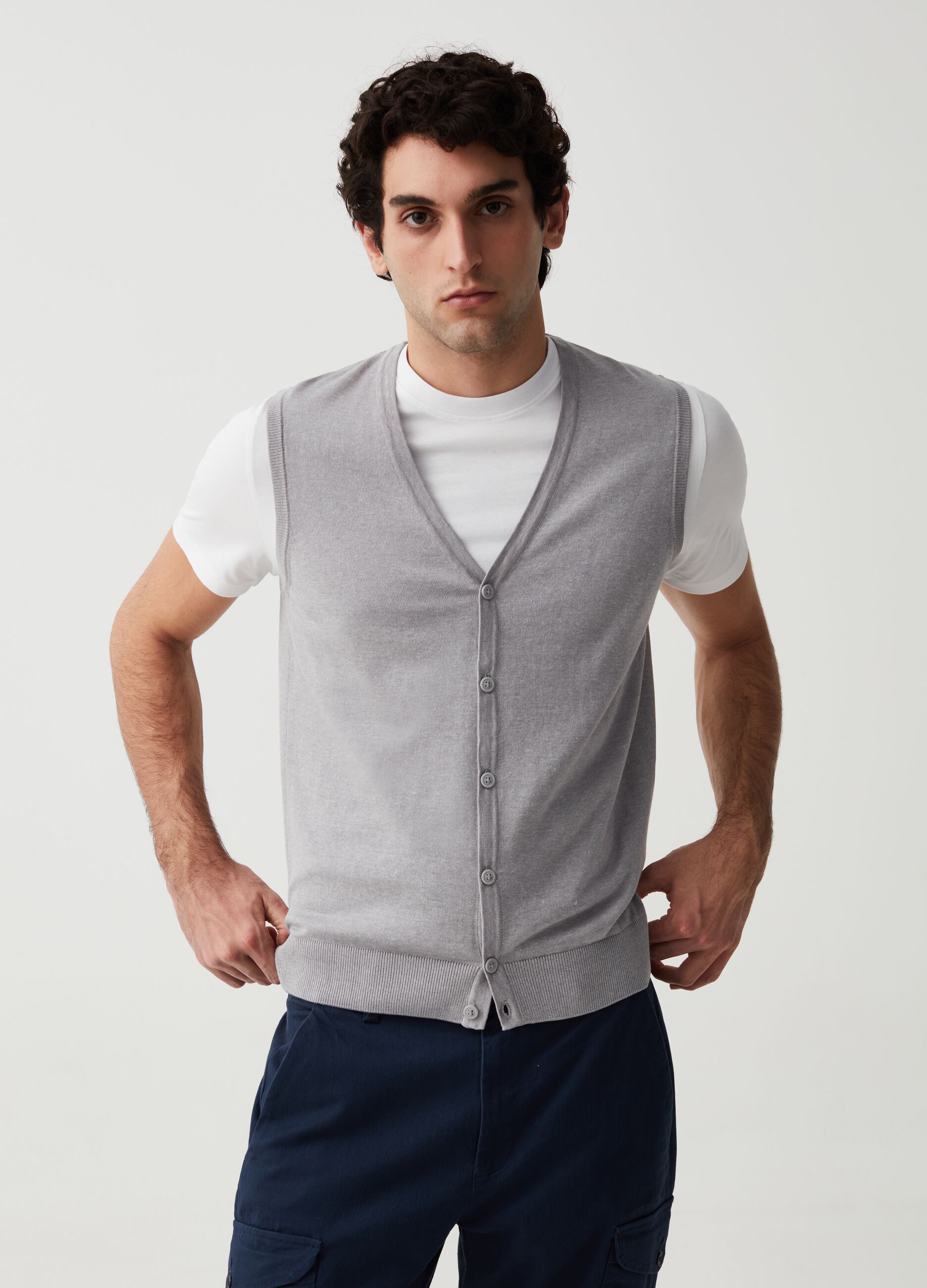 Gilet with V neck and buttons