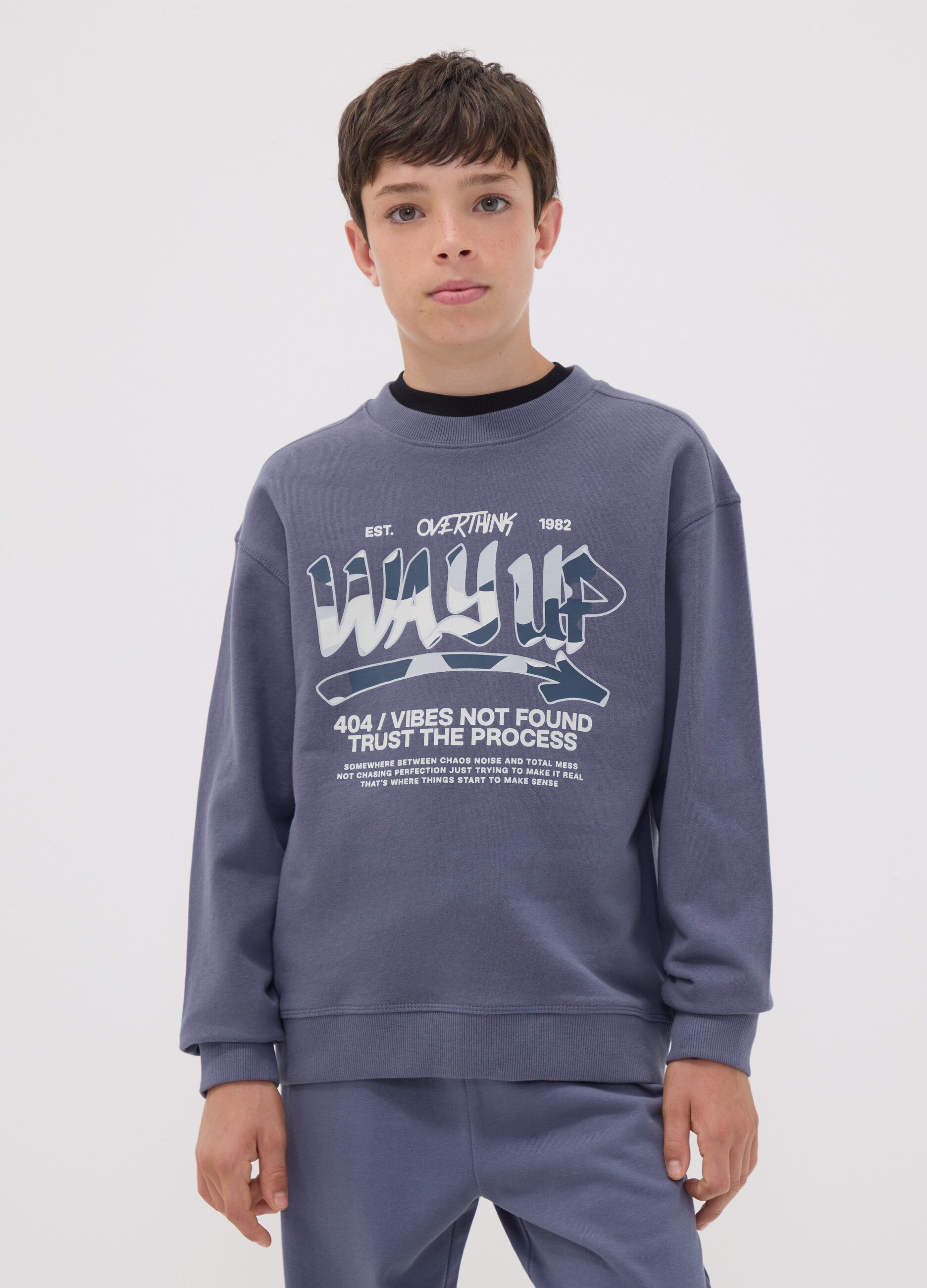 Grey pure cotton sweatshirt with front print for boys, relaxed fit