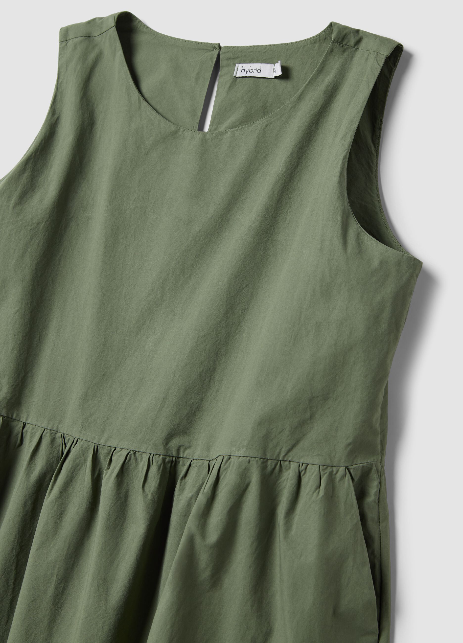 Abito verde smanicato in puro cotone con balze regular fit
