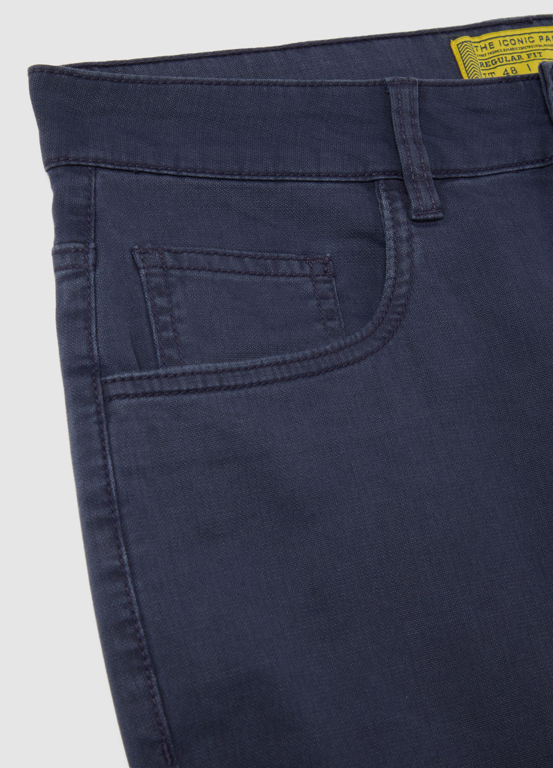 Bermuda da uomo in cotone elasticizzato blu regular fit con tasche