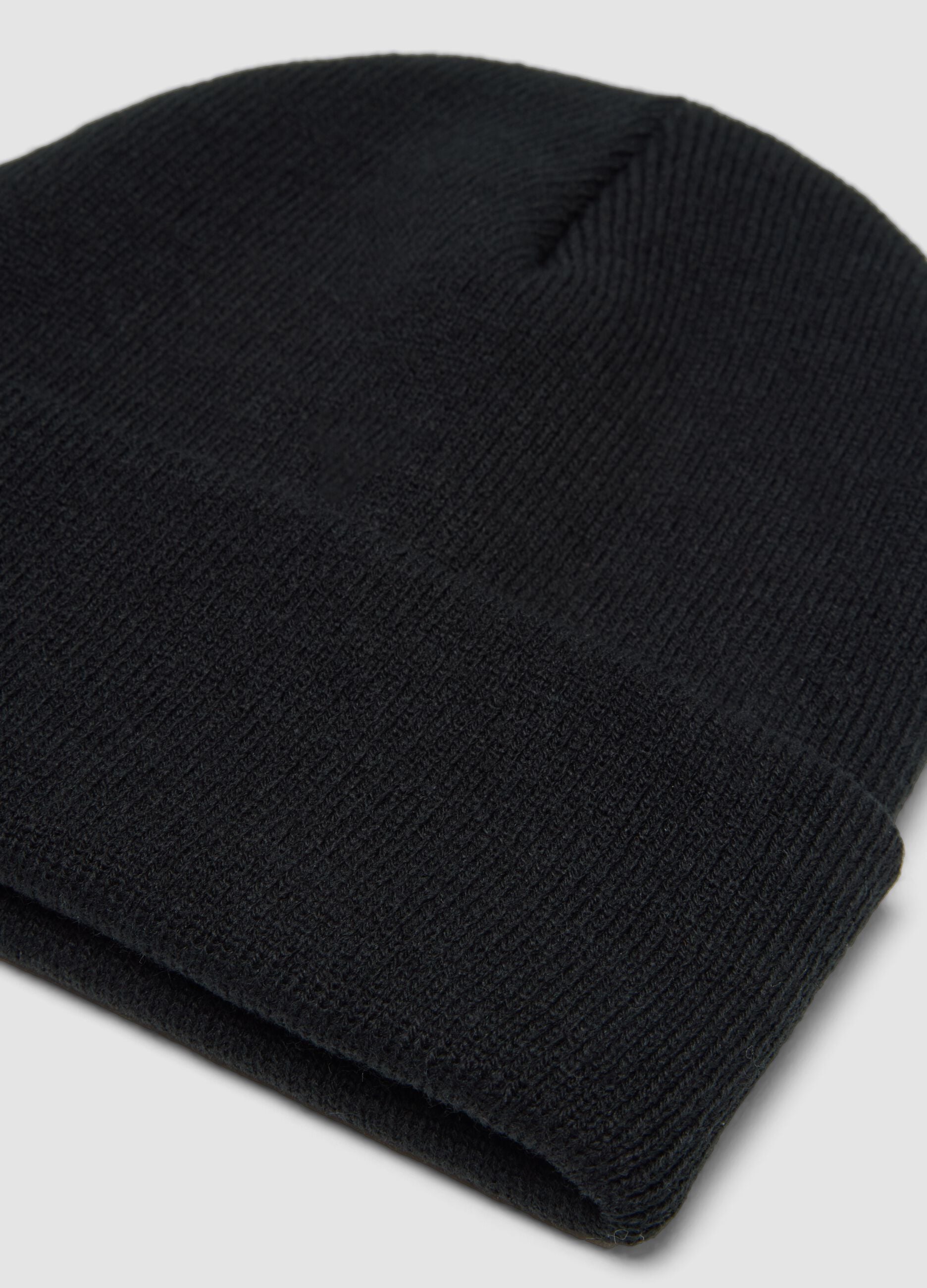 Berretto nero in maglia jersey con risvolto