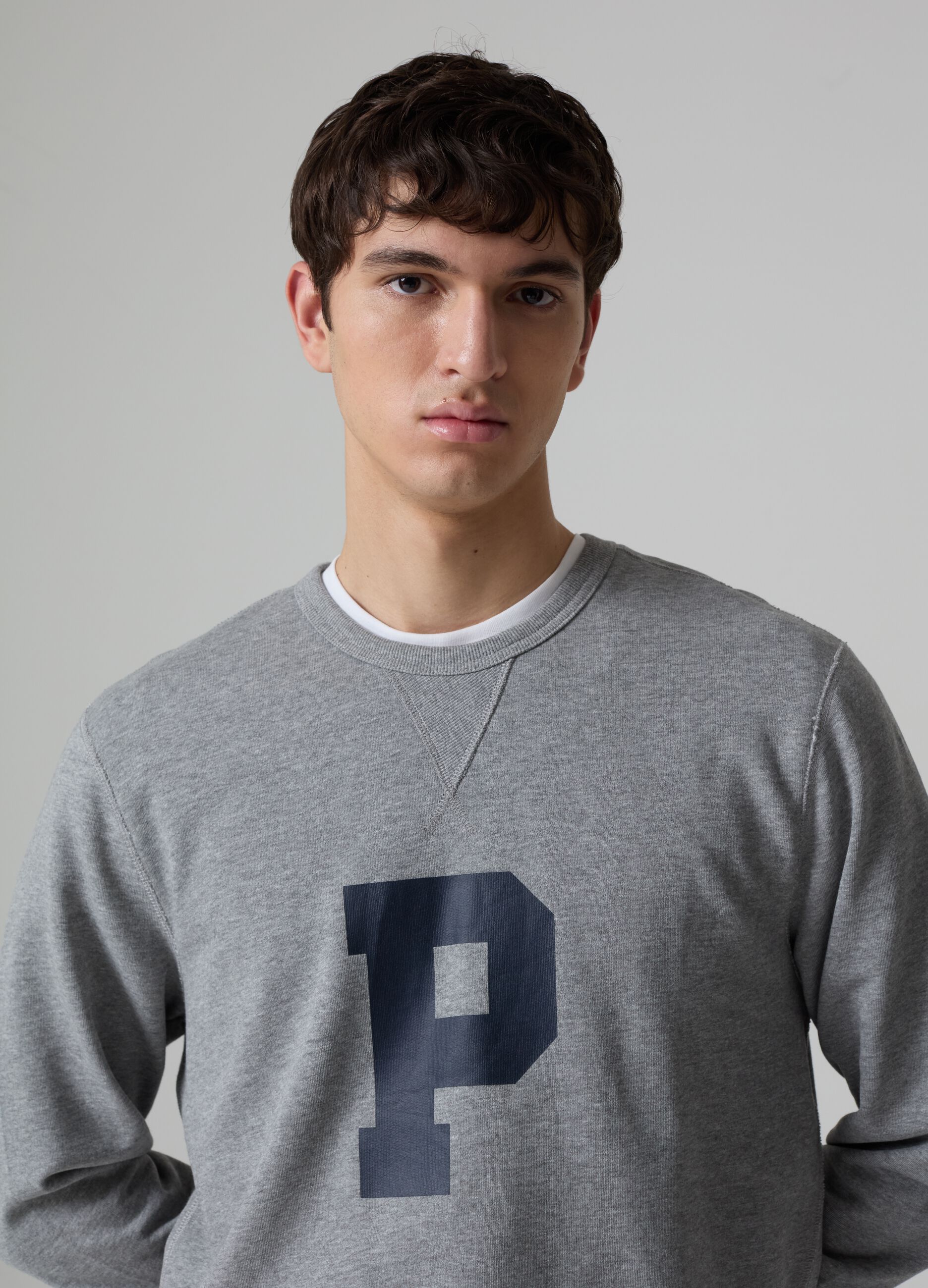 Sweatshirt with round neck and logo print