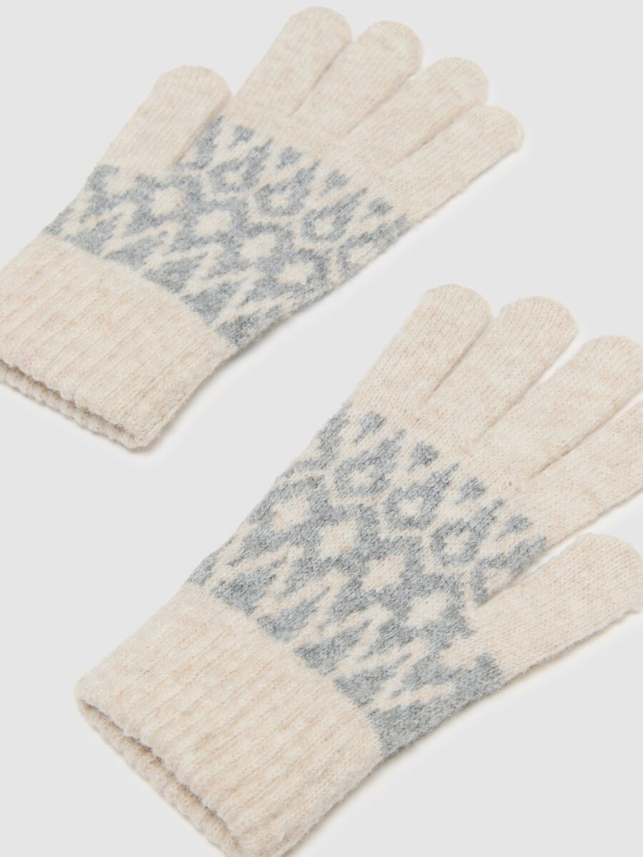 Beige gloves with grey geometric pattern_1