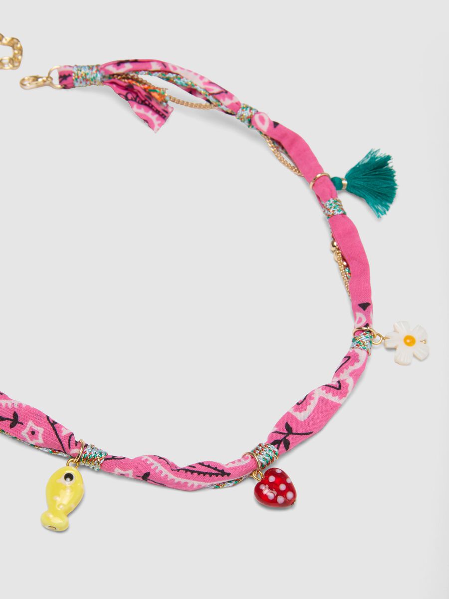 Collana bandana multicolor con charms_1