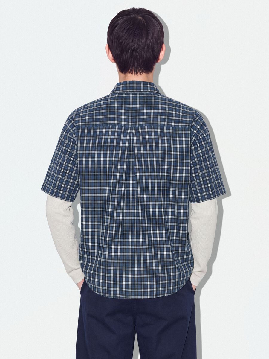 Camicia cropped blu a quadri in puro cotone con maniche doppie over fit_2