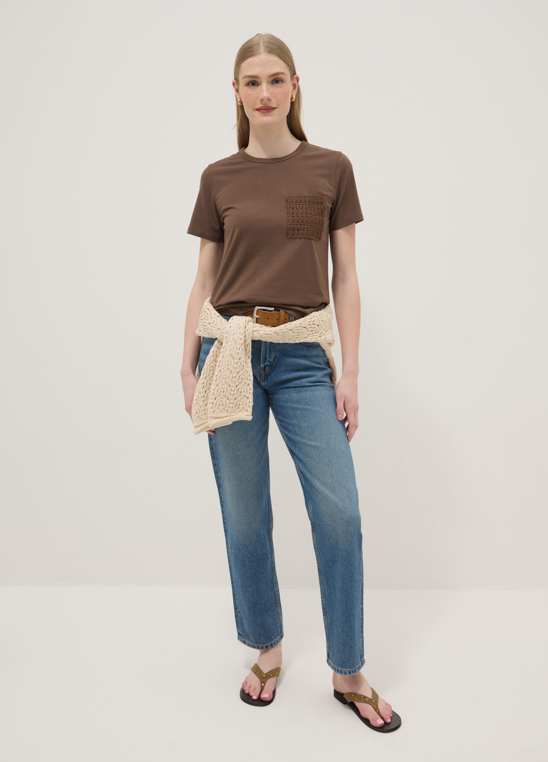 T-shirt in puro cotone marrone regular fit con taschino ricamato