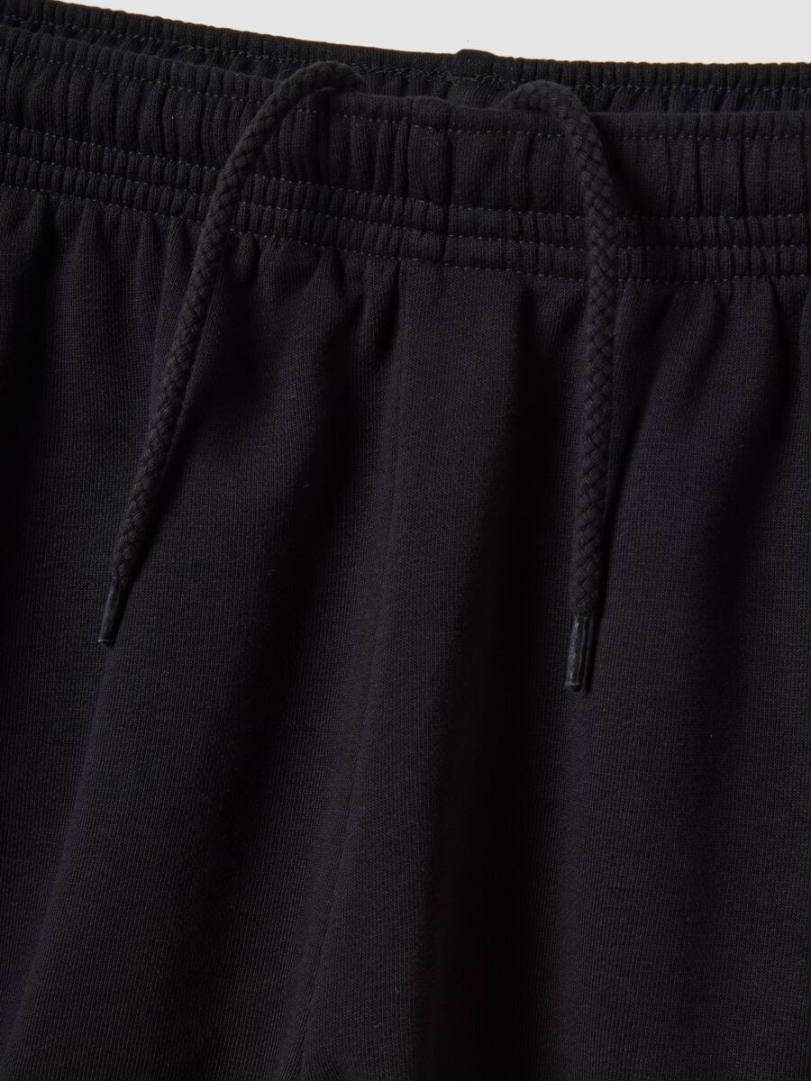 Bermuda neri in misto cotone con vita elasticizzata_1