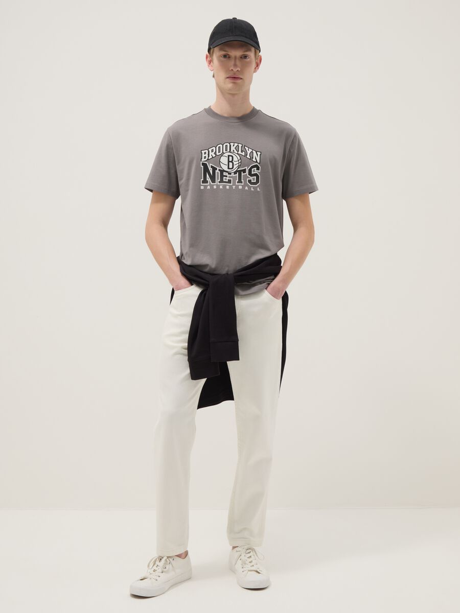 T-shirt in puro cotone grigia regular fit con stampa Brooklyn Nets_2
