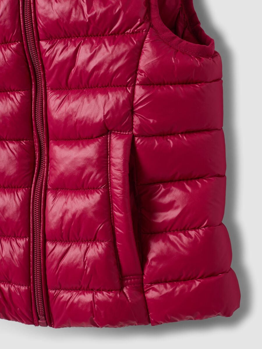 Gilet rosso imbottito con cappuccio e zip per bambina_3