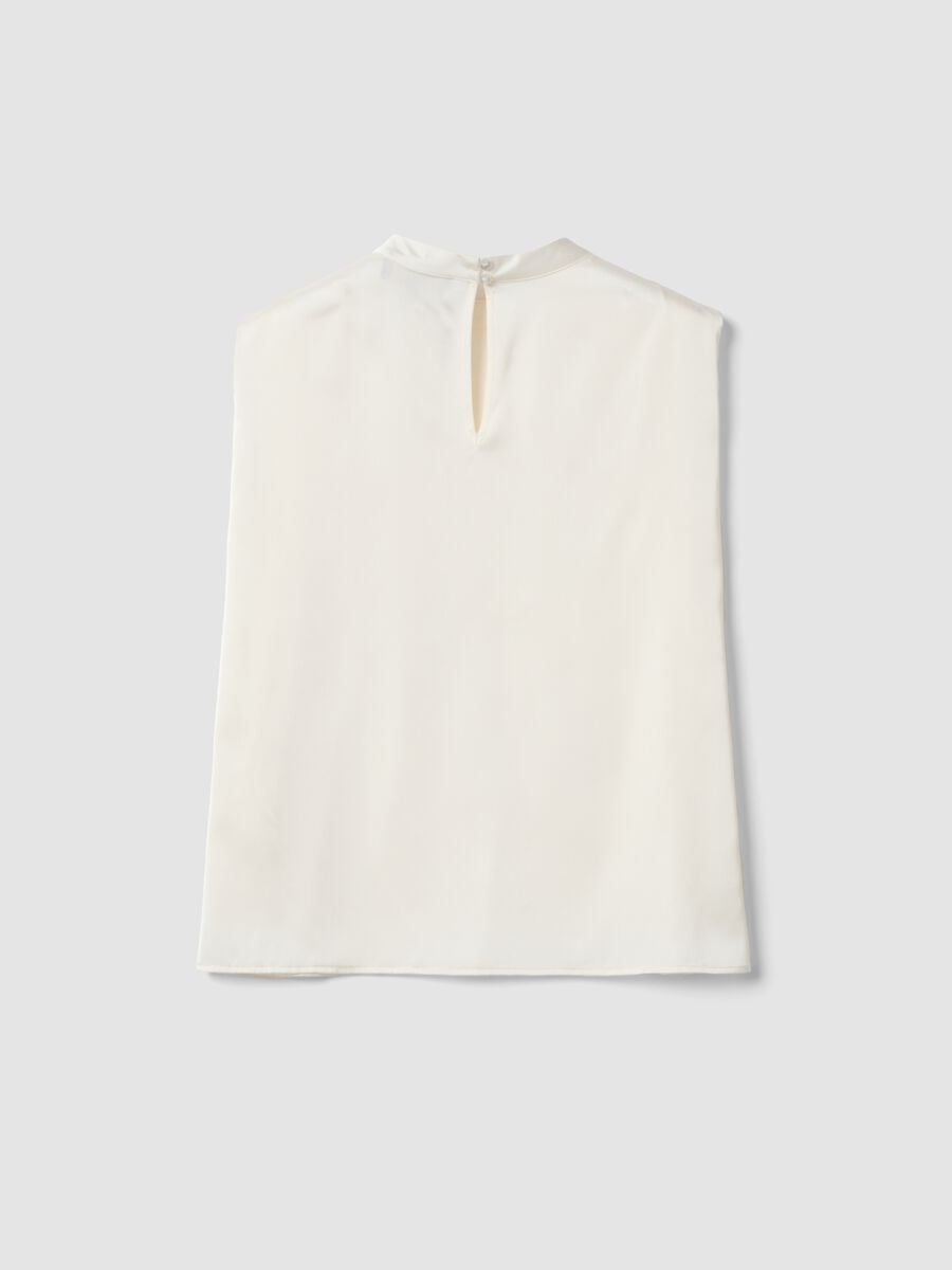 Top bianco in tessuto elasticizzato con collo alto_5