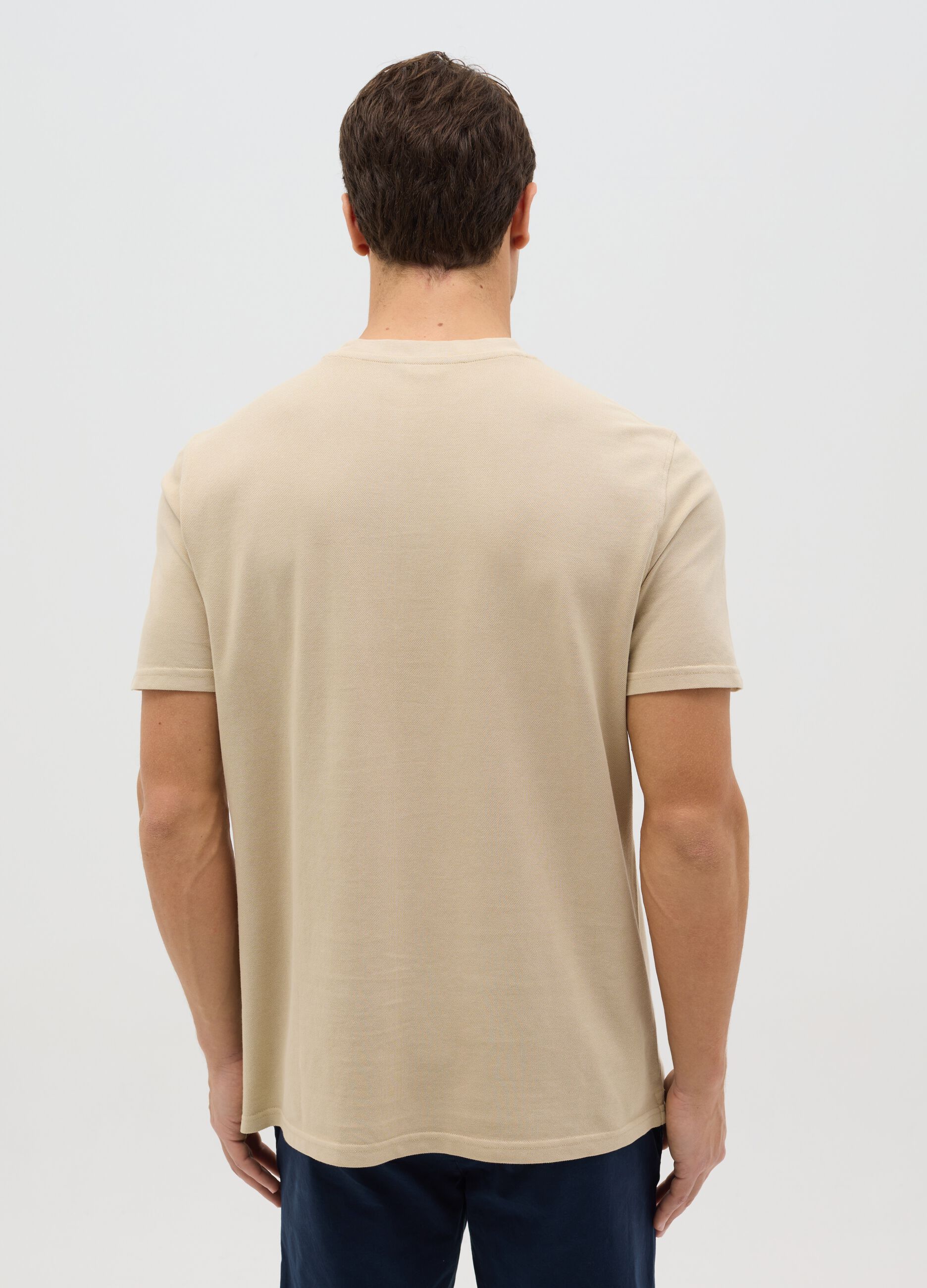 T-shirt beige in cotone con tasca