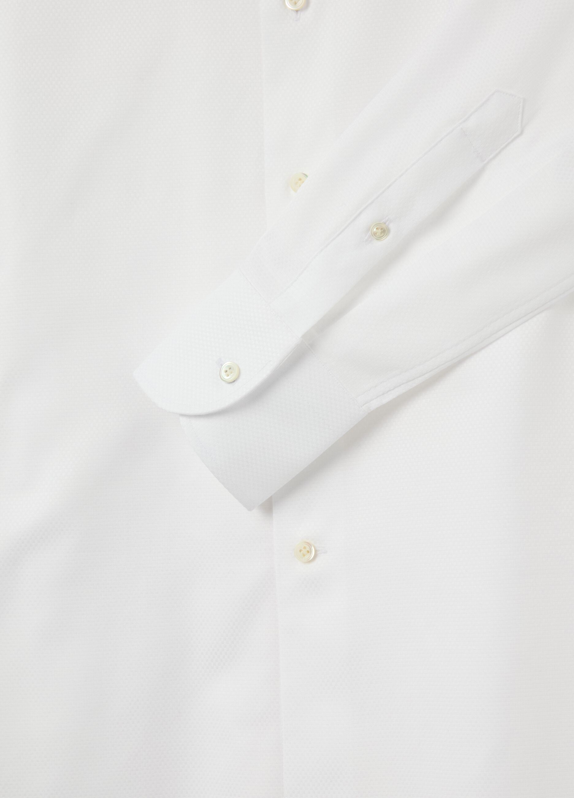 Men’s white regular-fit shirt in 100% cotton with cutaway collar