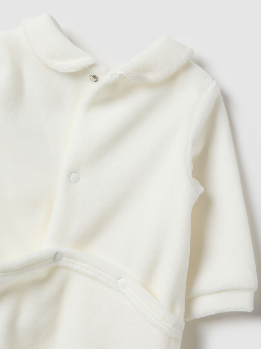 White newborn playsuit in regular fit cotton blend with embroidery_2