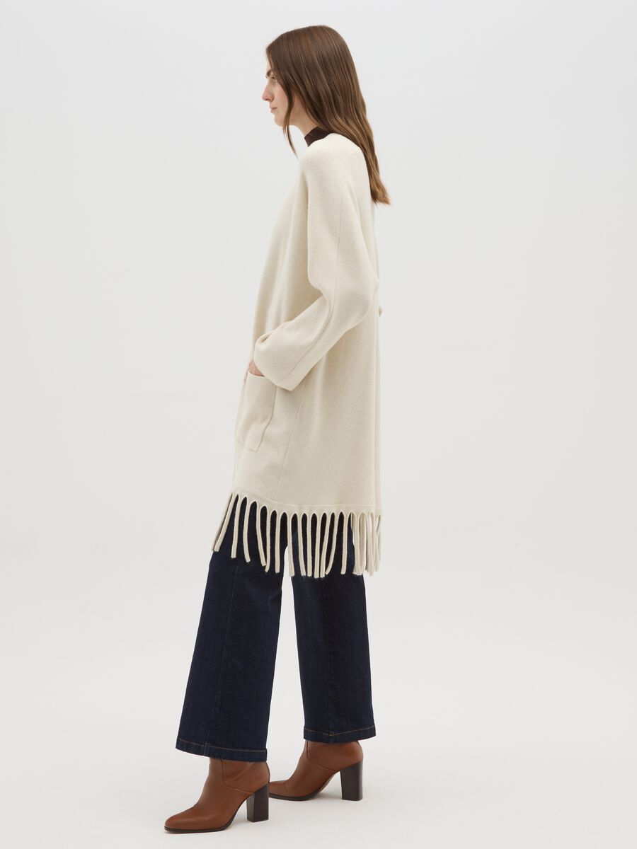 Cardigan lungo beige chiaro con frange sul fondo_0
