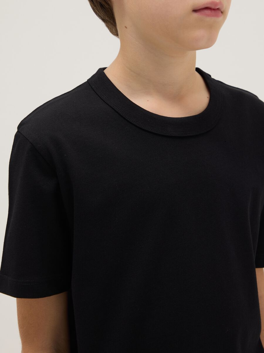 Boy's black crew neck T-shirt in pure cotton, over fit_2