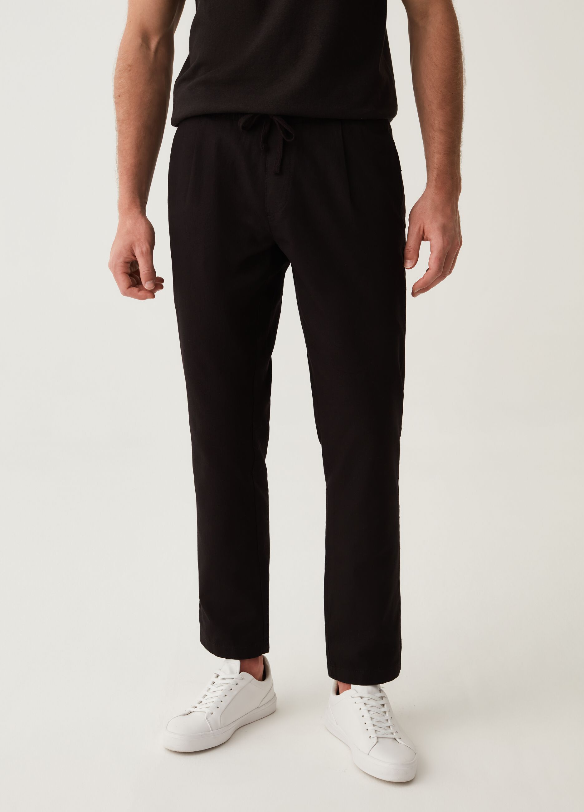 LESS IS BETTER joggers in linen and cotton