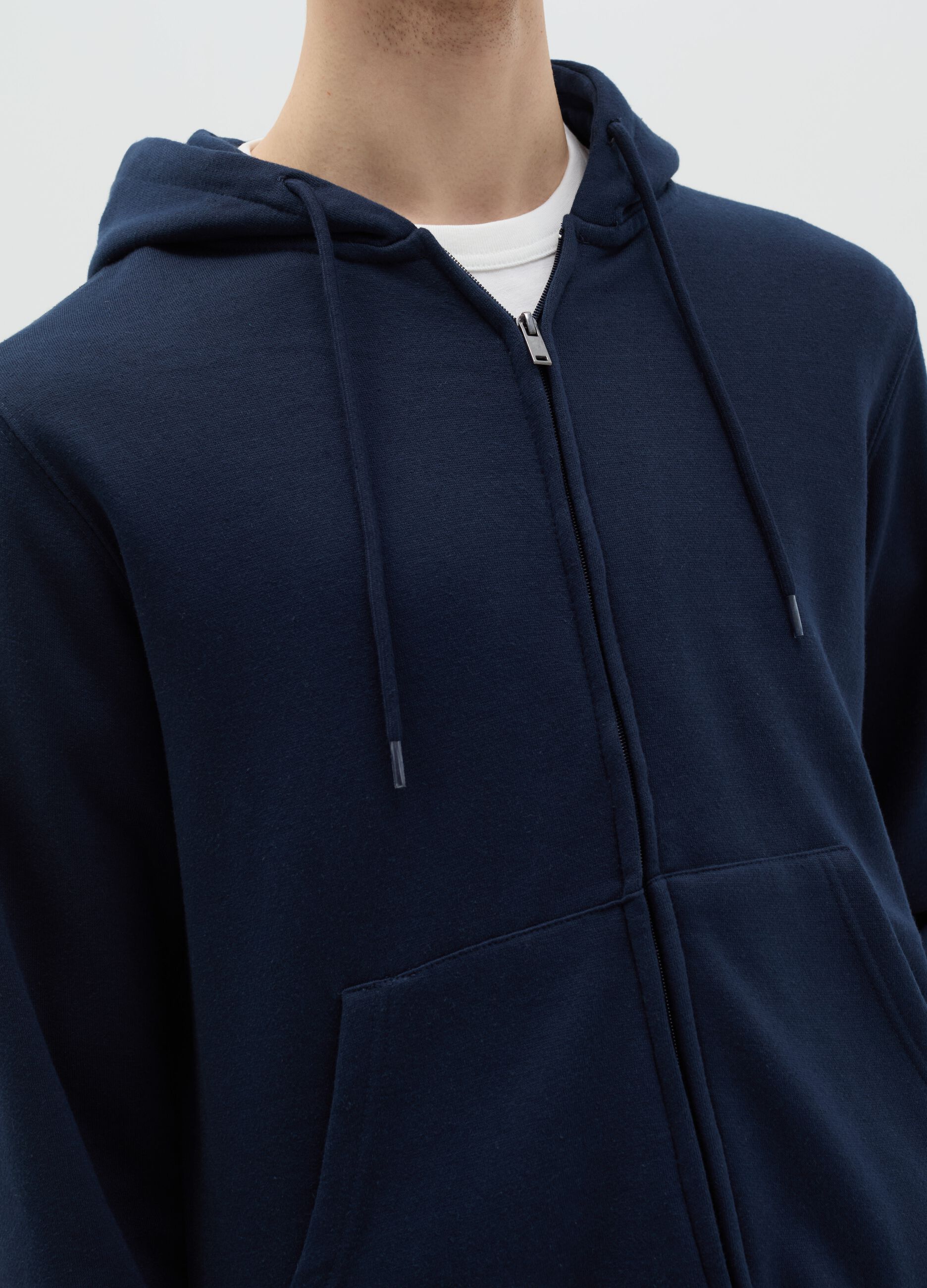 Essential full-zip sweatshirt with hood