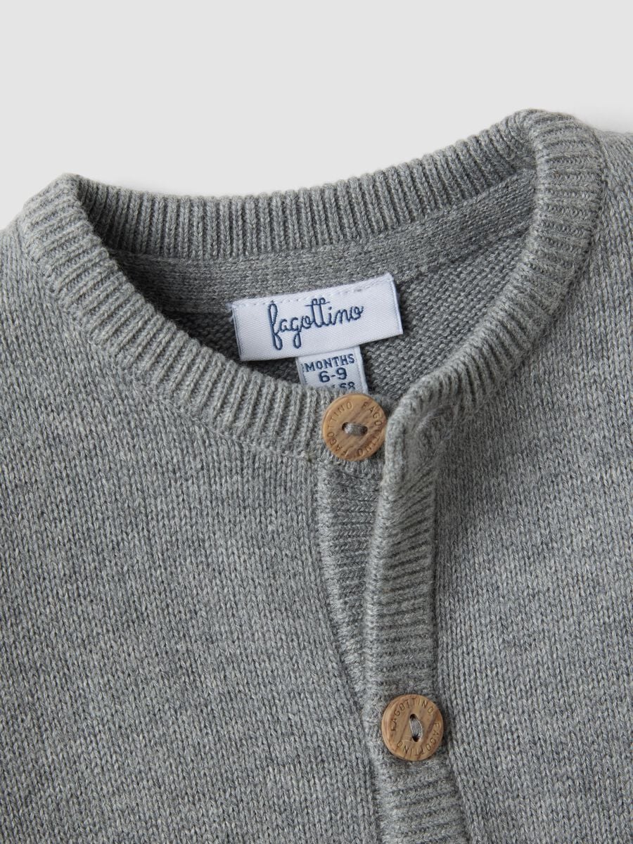 Cardigan grigio in puro cotone organico lavorato a maglia per neonati_2