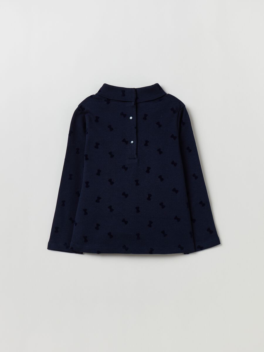 T-shirt a collo alto con stampa fiocchetti_1