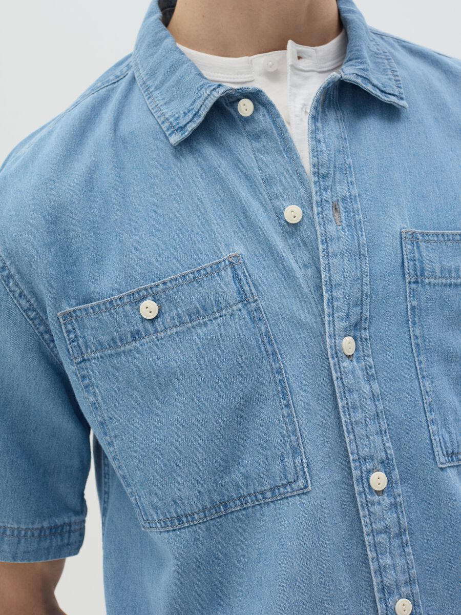 Short-sleeved shirt in denim with pockets_2