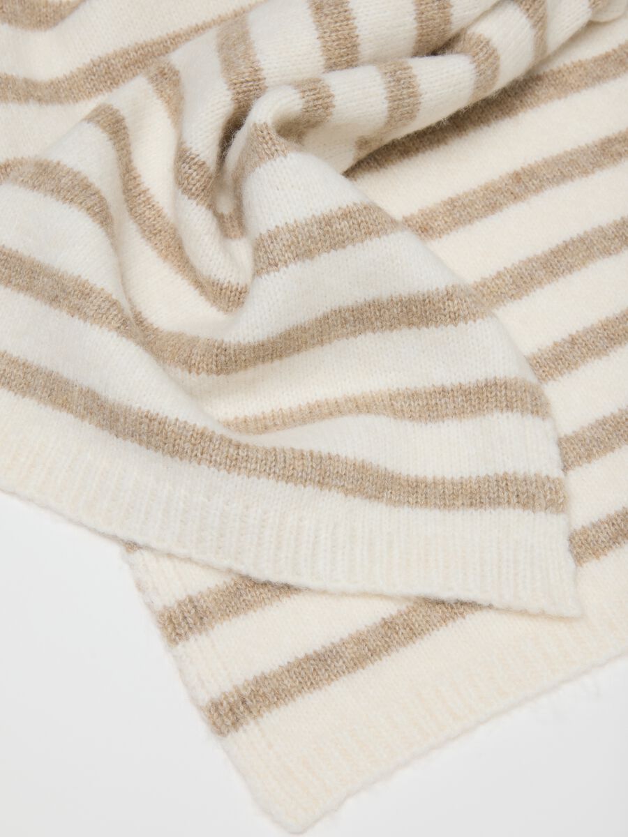 Beige children's scarf with white stripes_2