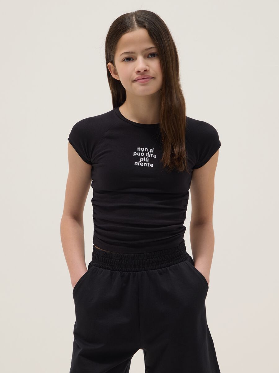 T-shirt in cotone elasticizzato nera da ragazza slim fit con frase_0