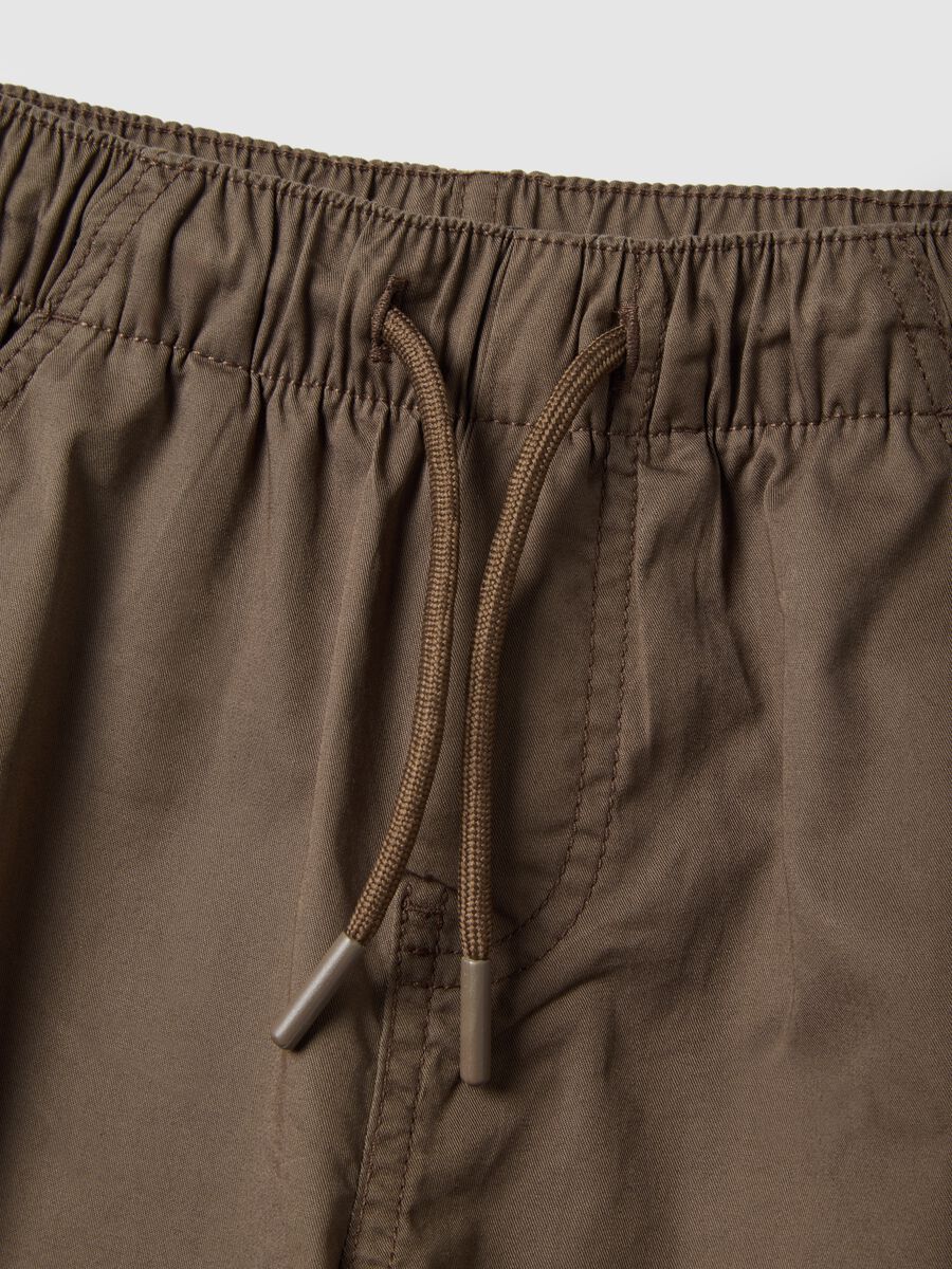 Regular fit brown cotton cargo jogger trousers for kids_3