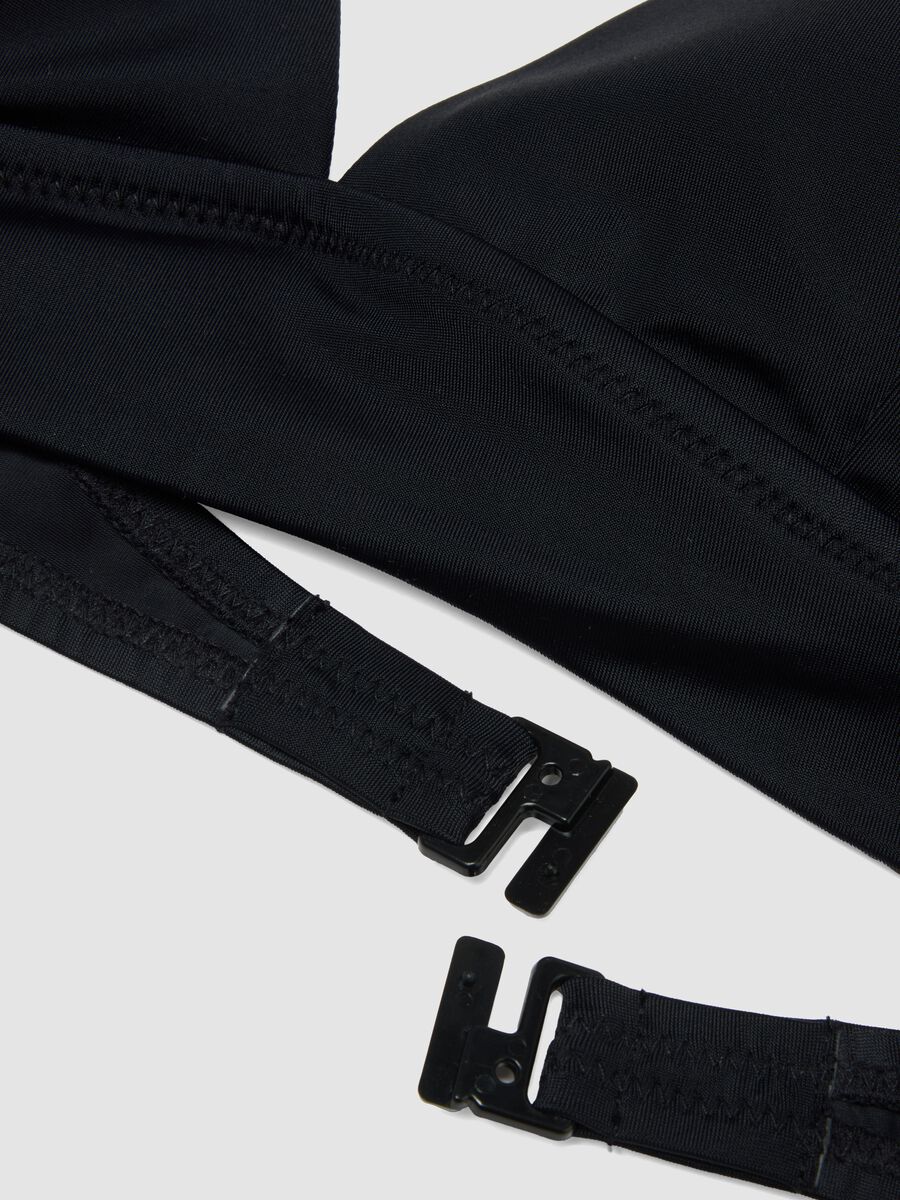 Top bikini elasticizzato nero con imbottitura removibile_1