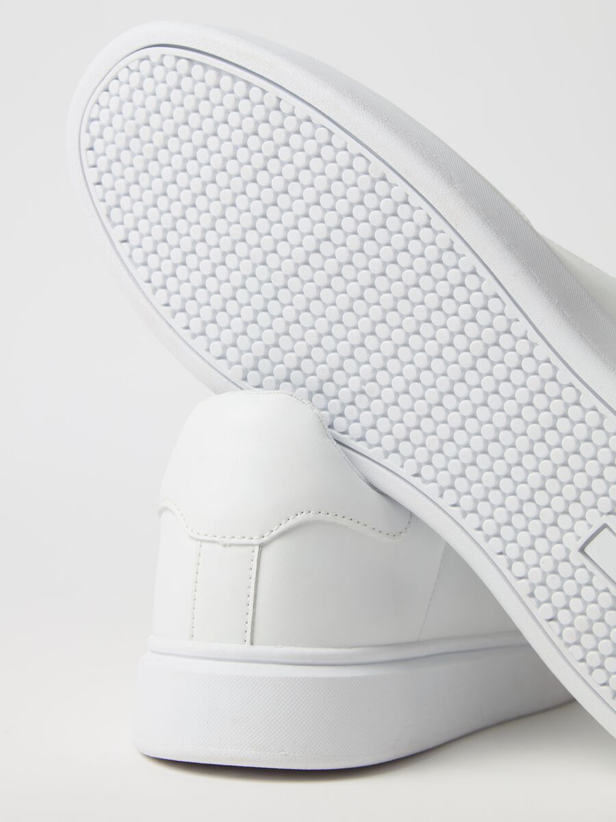 Solid colour lace-up sneakers_1