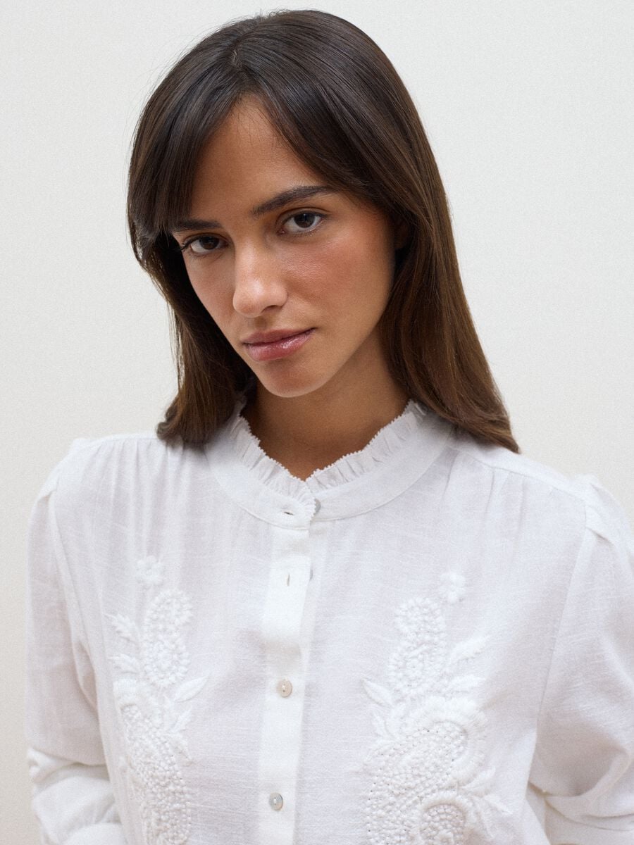 Camicia bianca in puro cotone con ricami_1