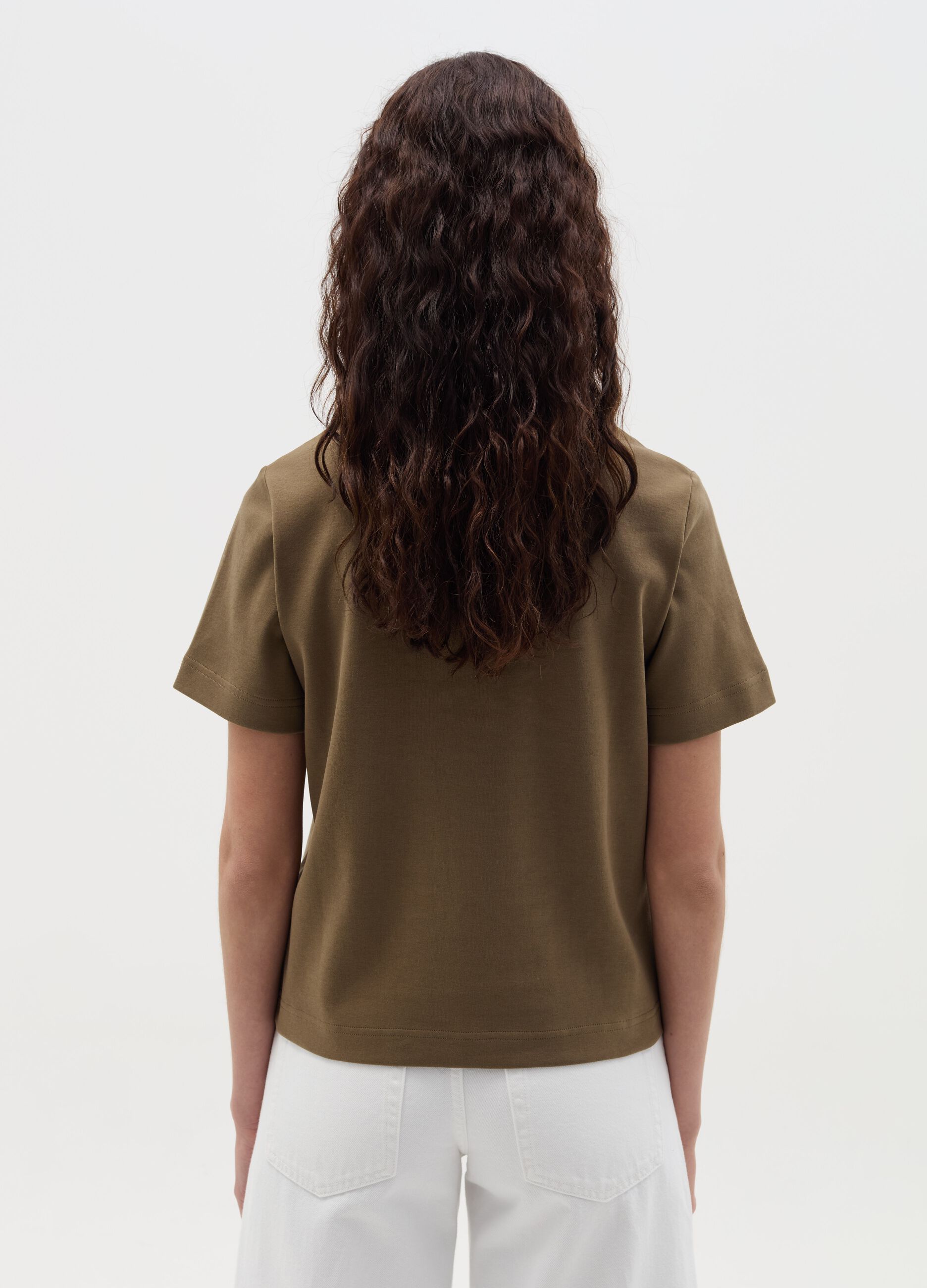 Solid colour T-shirt with round neck
