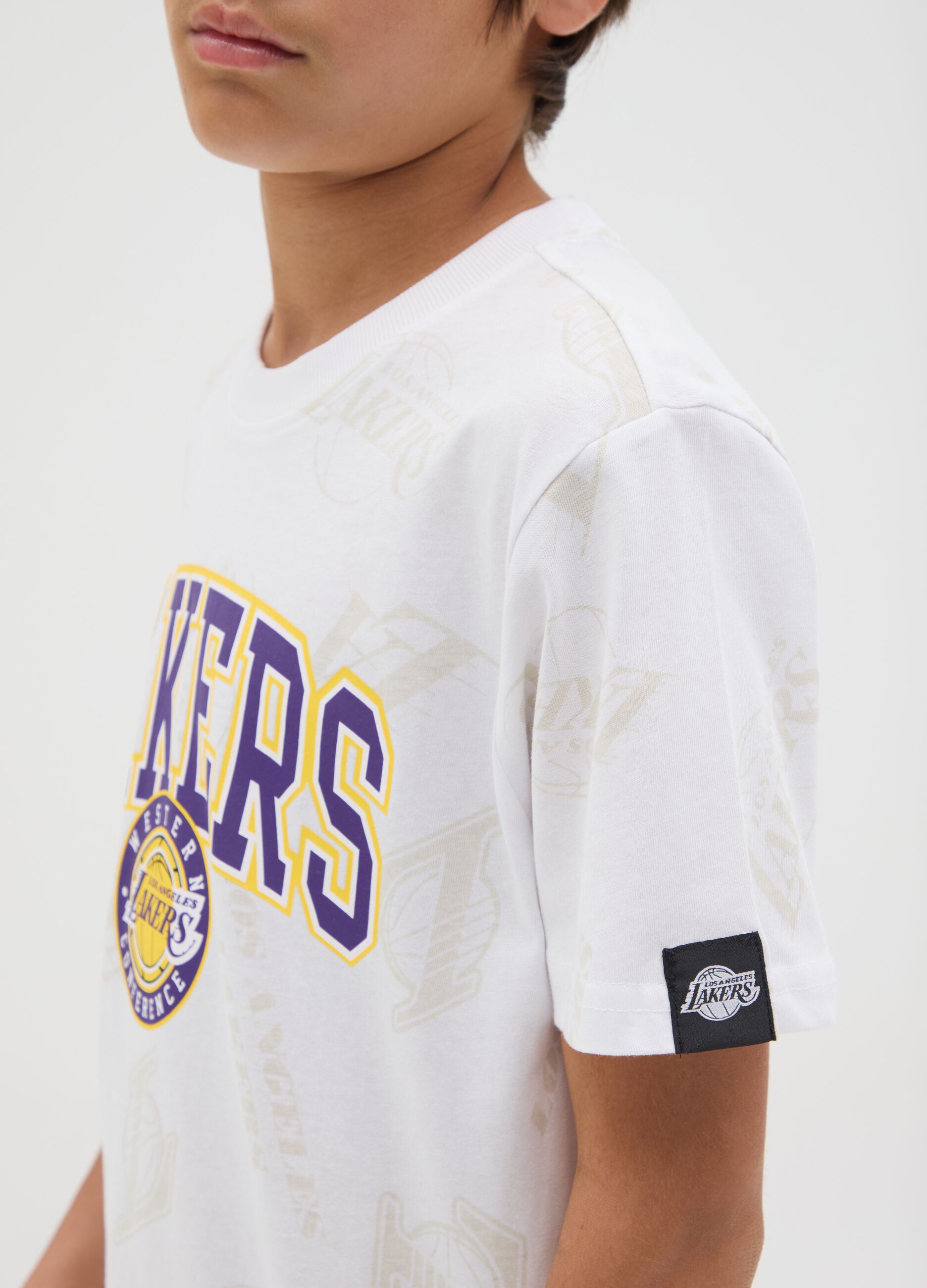 Boys’ white over-fit T-shirt in 100% cotton with NBA print
