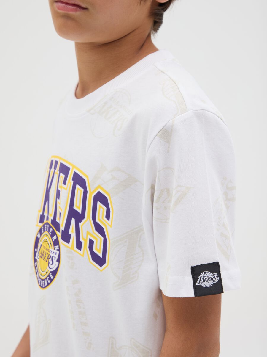 Boys’ white over-fit T-shirt in 100% cotton with NBA print_2