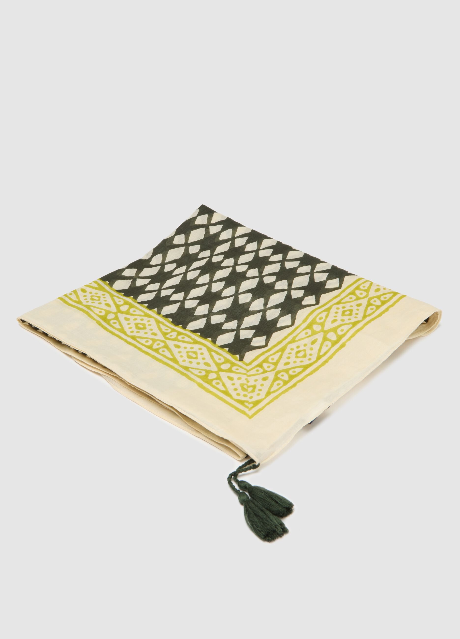 Pareo beige e verde in cotone con stampa etnica e nappine