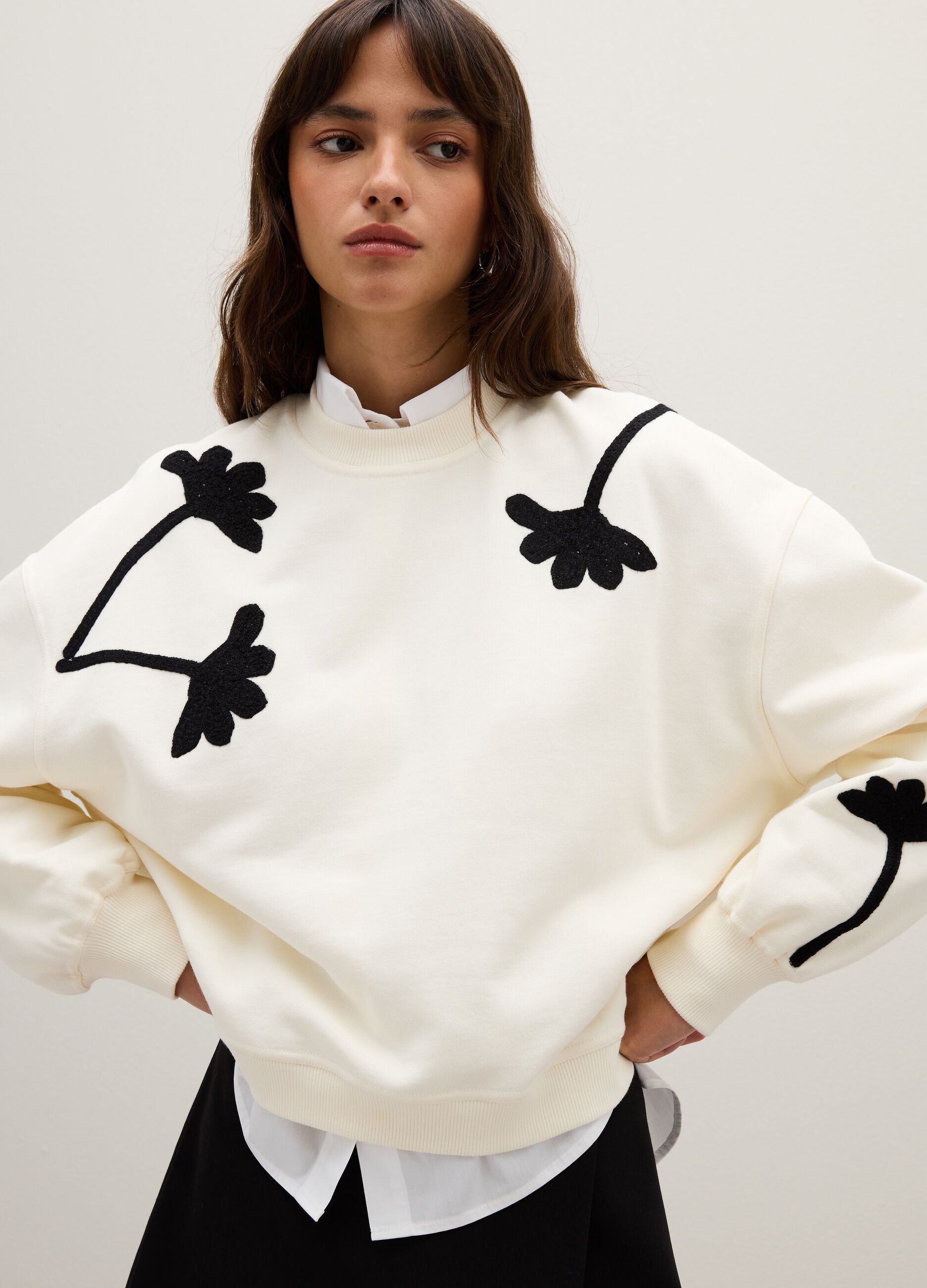 White sweatshirt in cotton and polyester blend with floral decorations