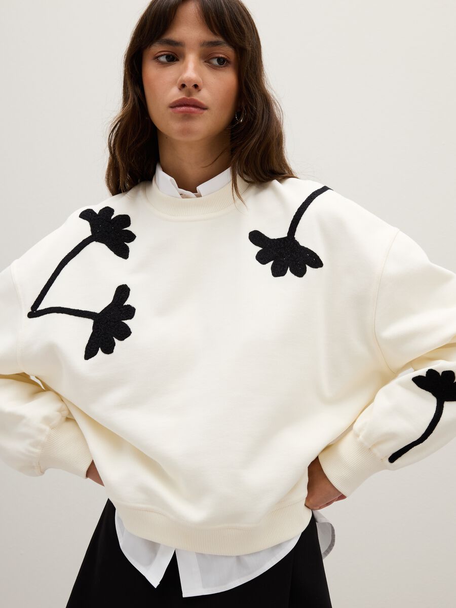 White sweatshirt in cotton and polyester blend with floral decorations_0