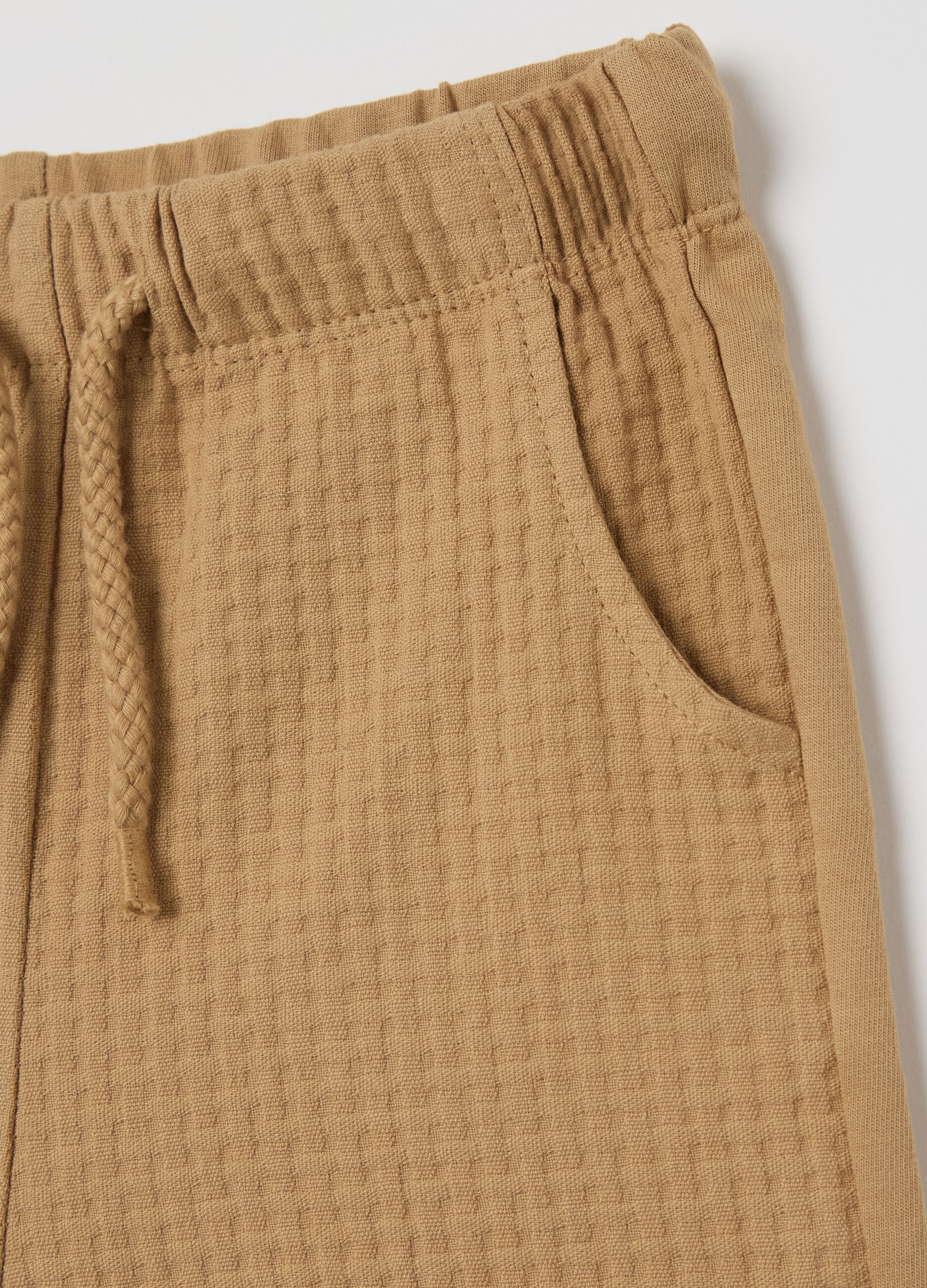 Beige Bermuda shorts with drawstring and waffle weave