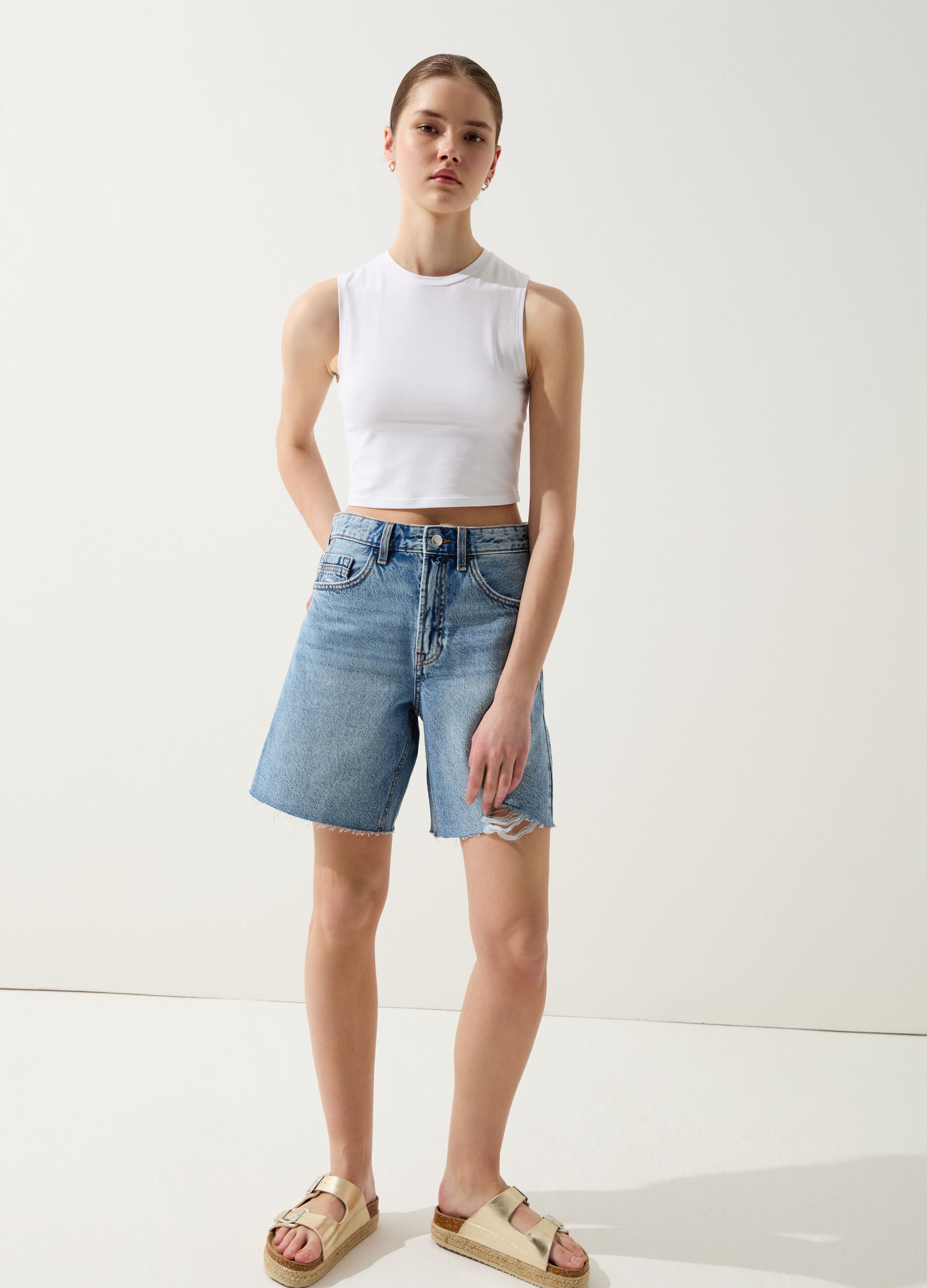 Bermuda in denim con abrasioni