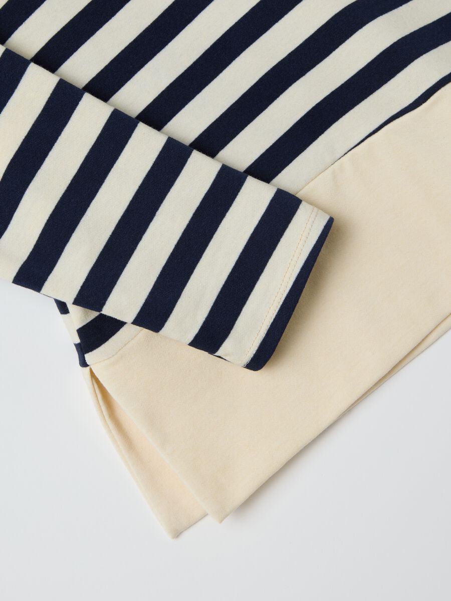 Blue and white striped top with long sleeves_5