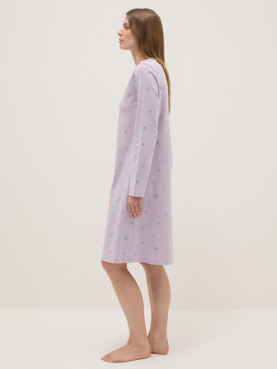 Purple pure cotton nightdress with serafino collar and floral pattern_1