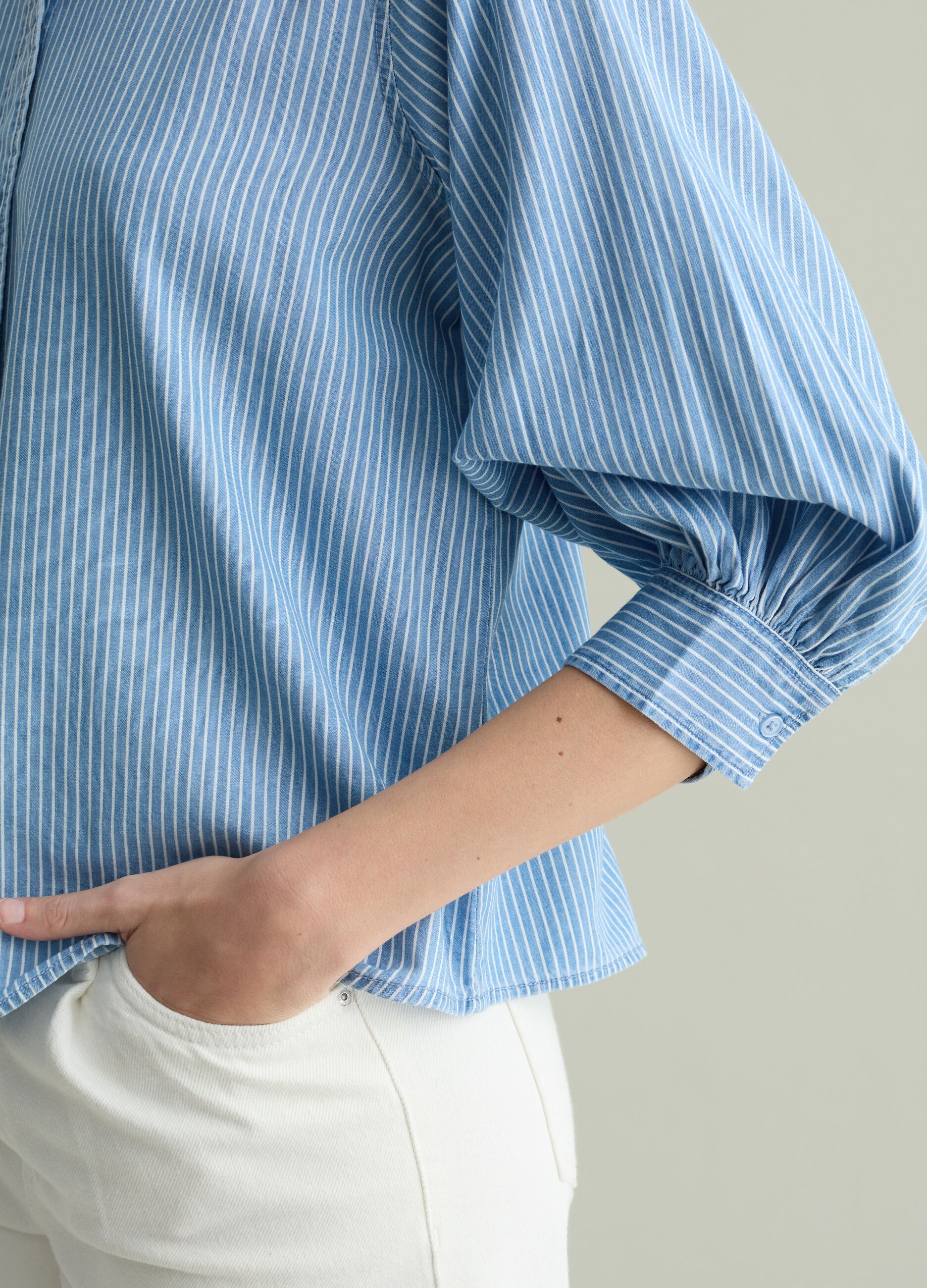 Striped fluid shirt with three-quarter sleeves