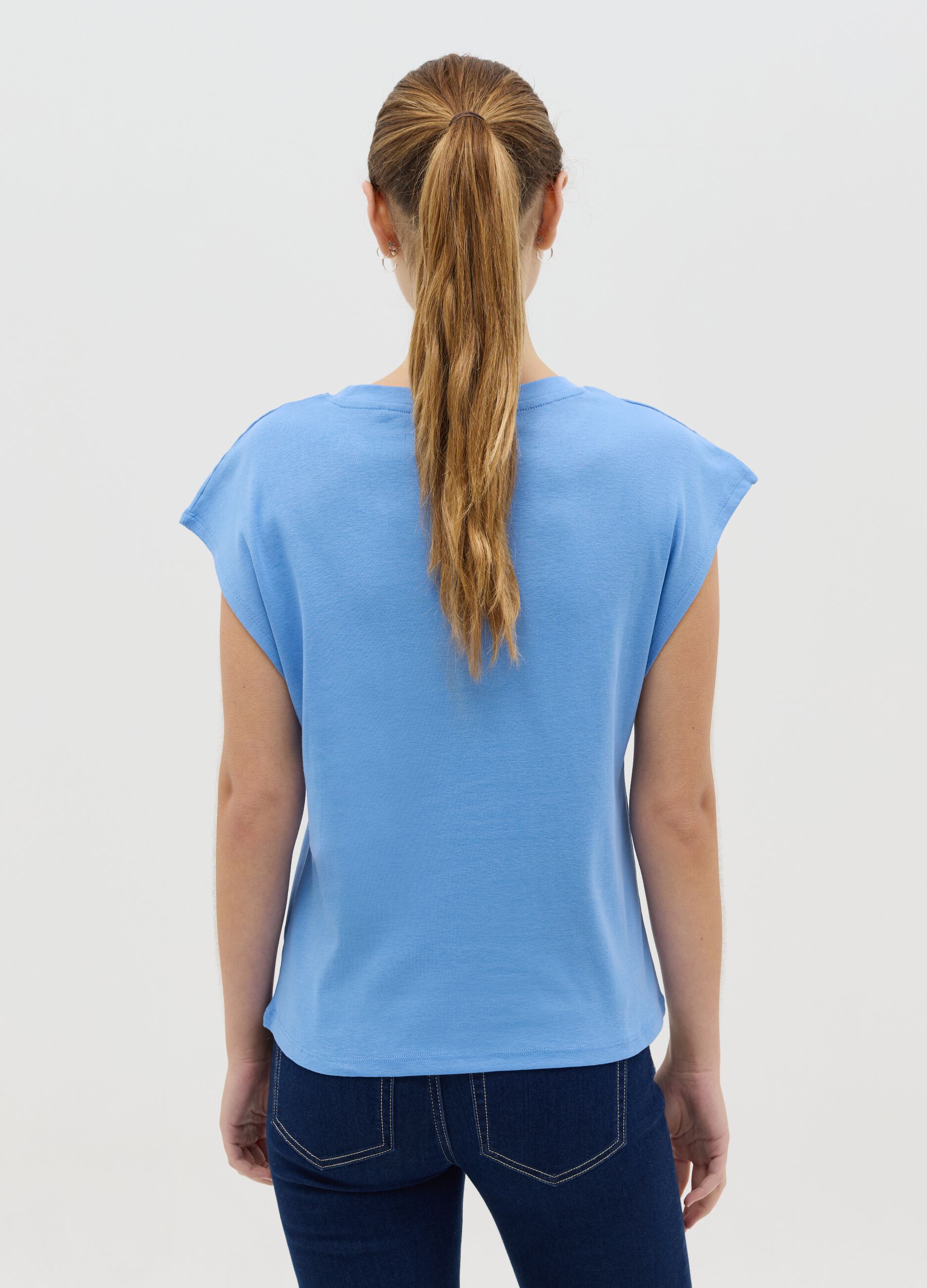 T-shirt smanicata in cotone azzurro
