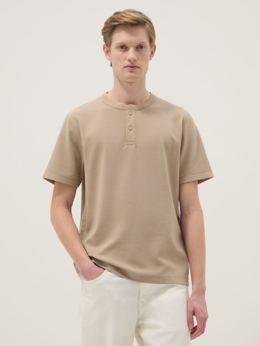 T-shirt a maniche corte beige regular fit con collo serafino_1
