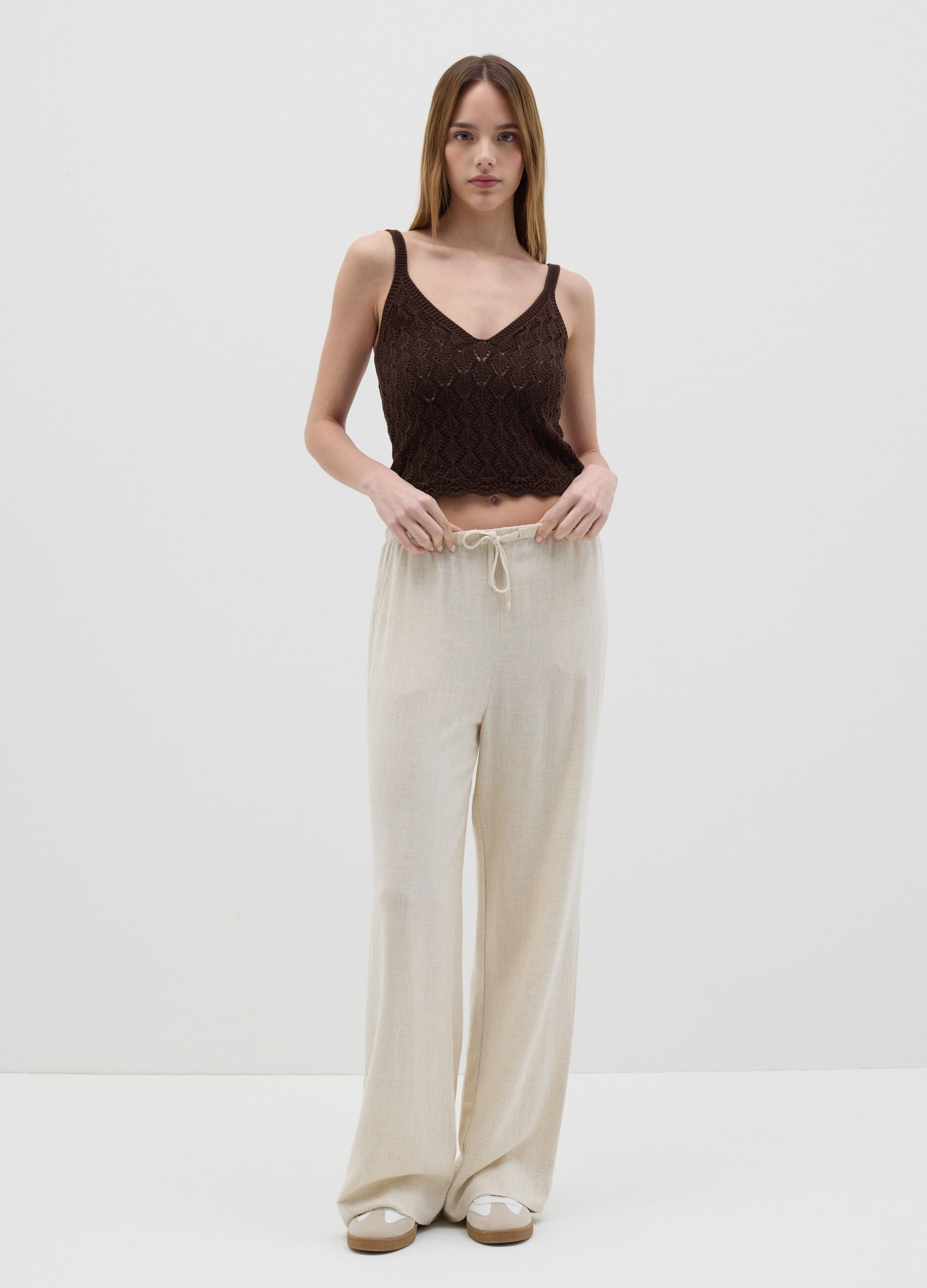 Top corto da donna in puro cotone marrone regular fit con maglia traforata