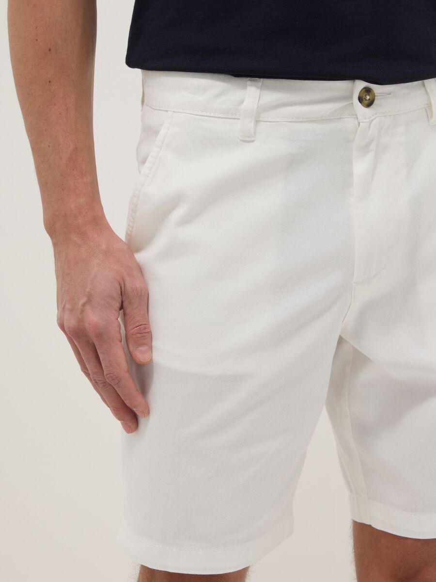 White regular-fit chino shorts_3